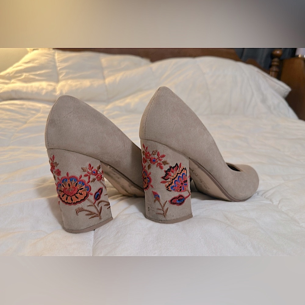 Embroidery nude pumps